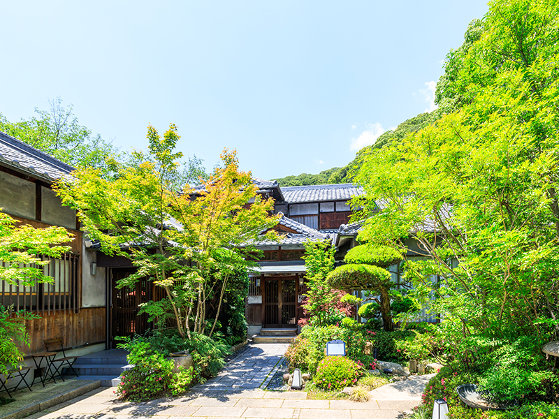 コーヒー・紅茶＋パティシエ特製小菓子セット　1000円→800円で提供｜北野異人館 旧ハンター邸
