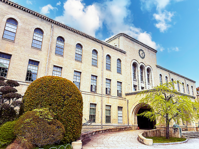 【神戸大学】ロマネスク様式の建築が連なる神戸の最高学府、同大学の小代先生が特別案内